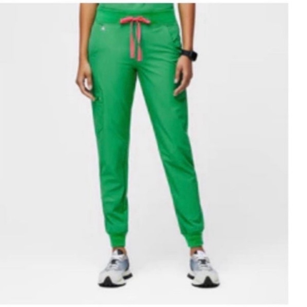 Scrub pants. Petite.